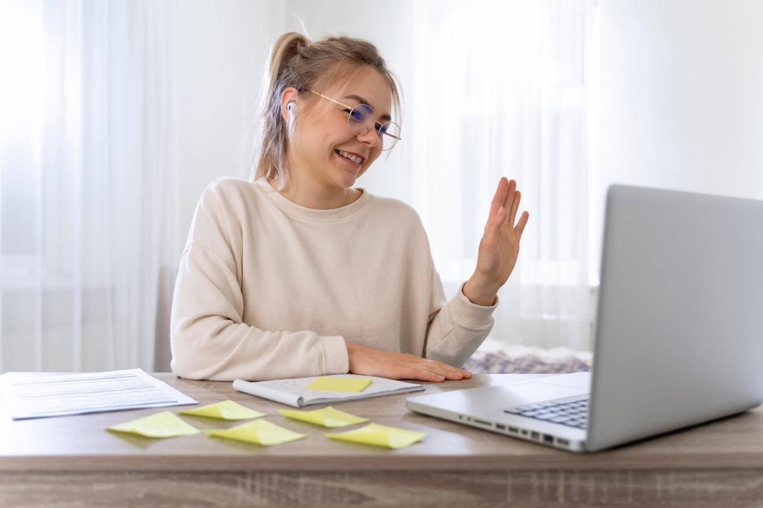 Grupo de emprendedores colaborando en estrategias financieras durante una sesión de trabajo